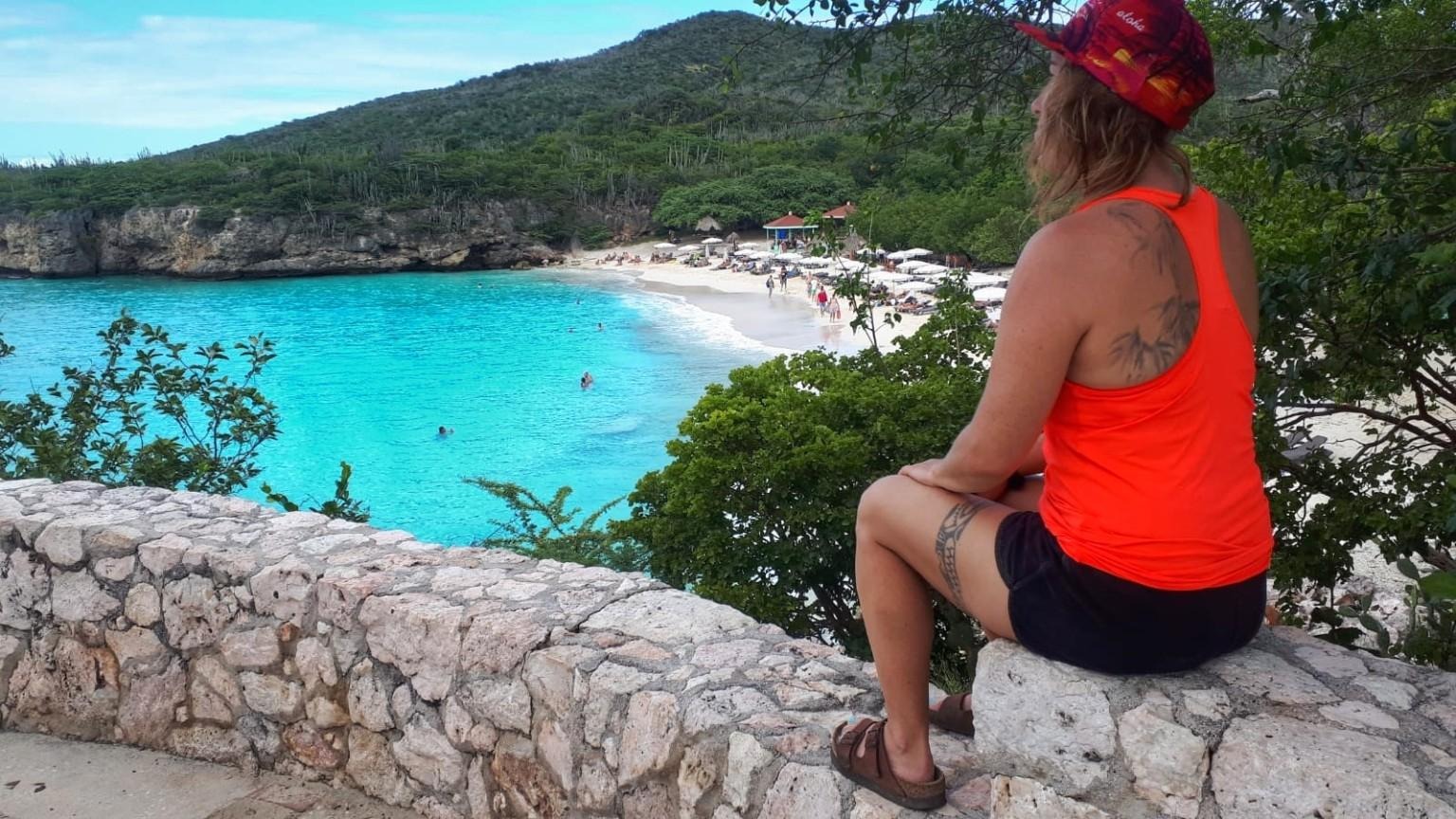 Ari devant la baie turquoise de Grote Knip à Curaçao