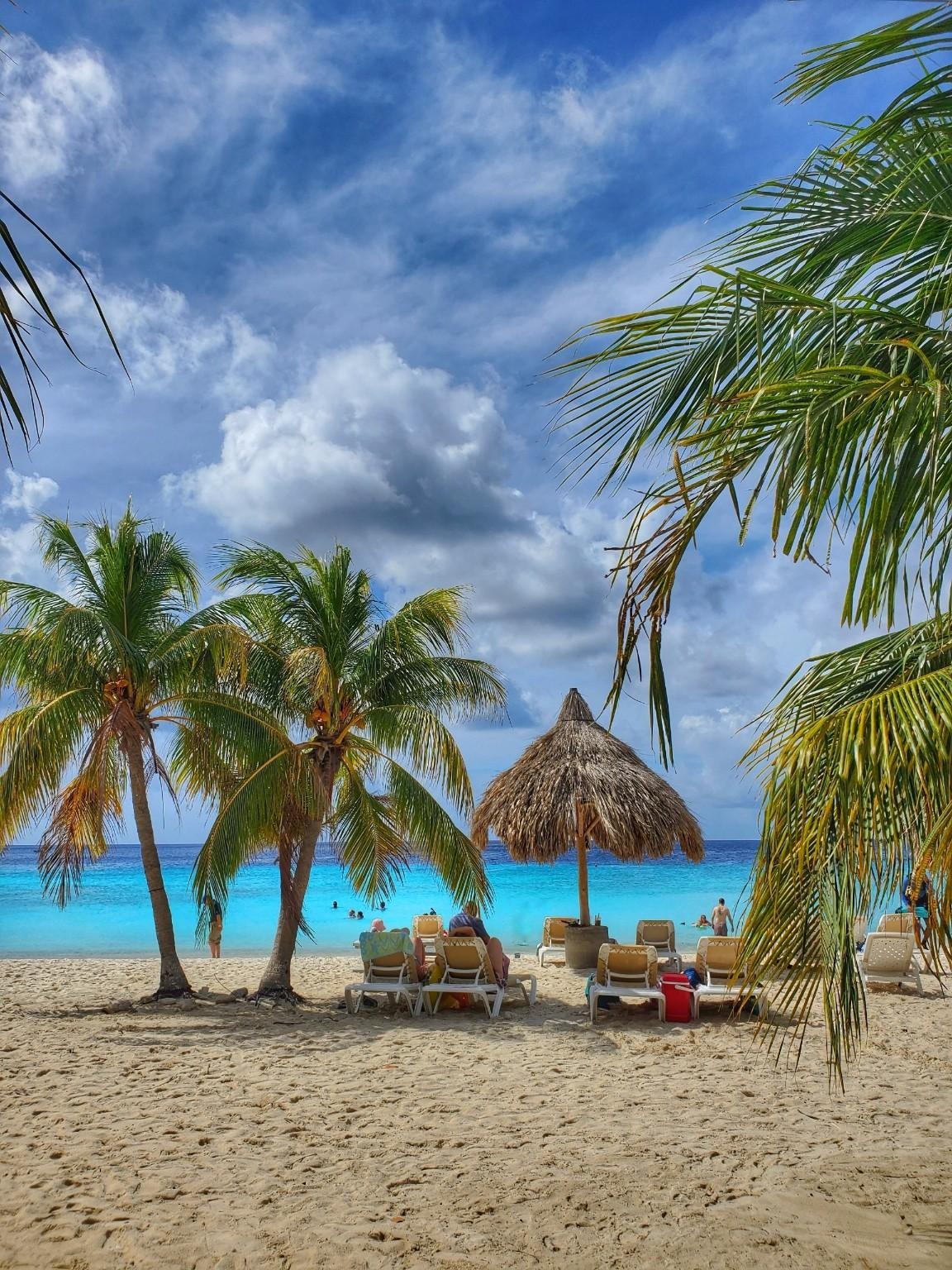 Cas Abao : sable blanc, eau turquoise et palapa — exactement le décor carte postale de cette plage.