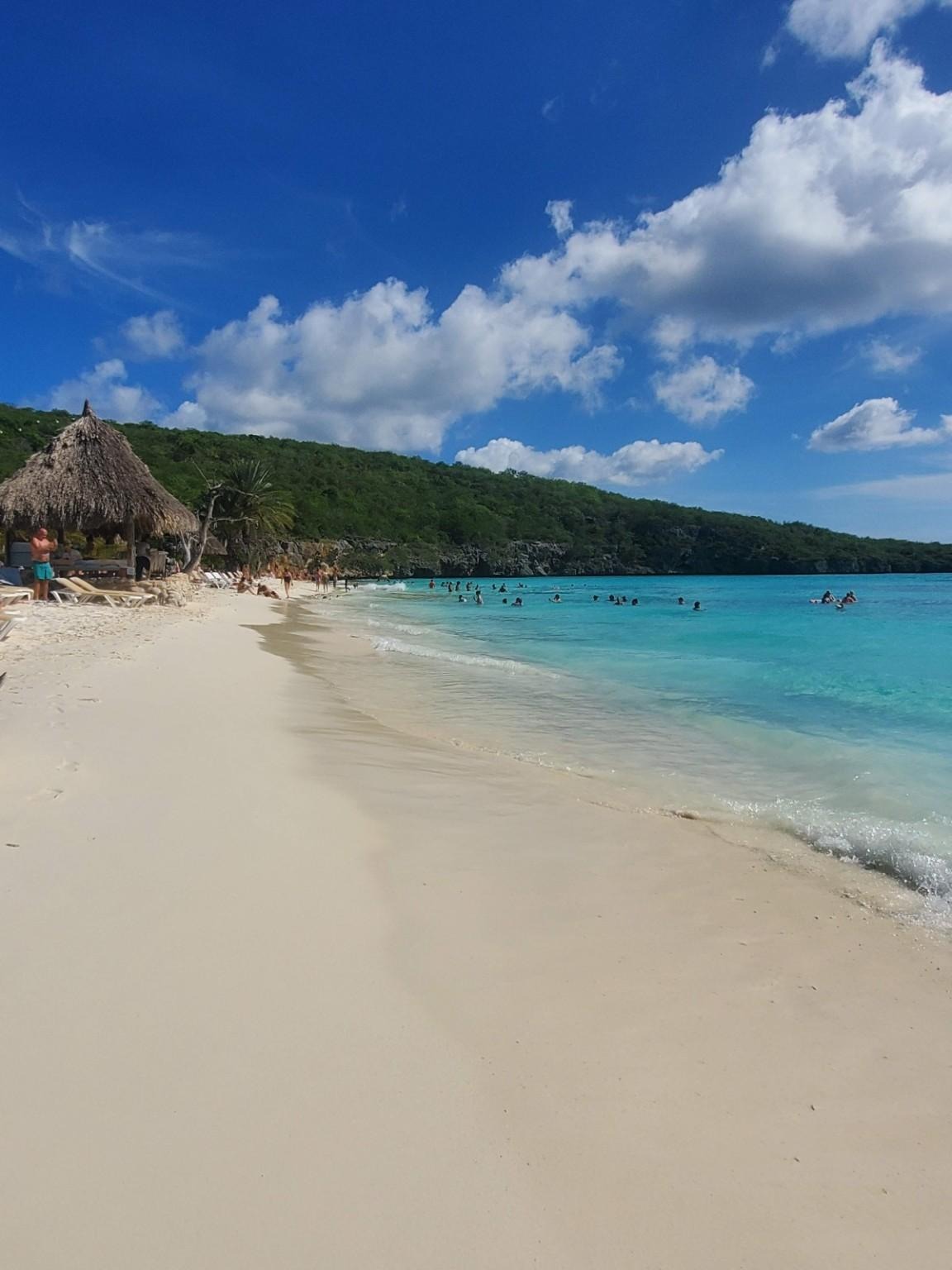 Cas Abao : une longue bande de sable clair, les palapas et la mer turquoise.