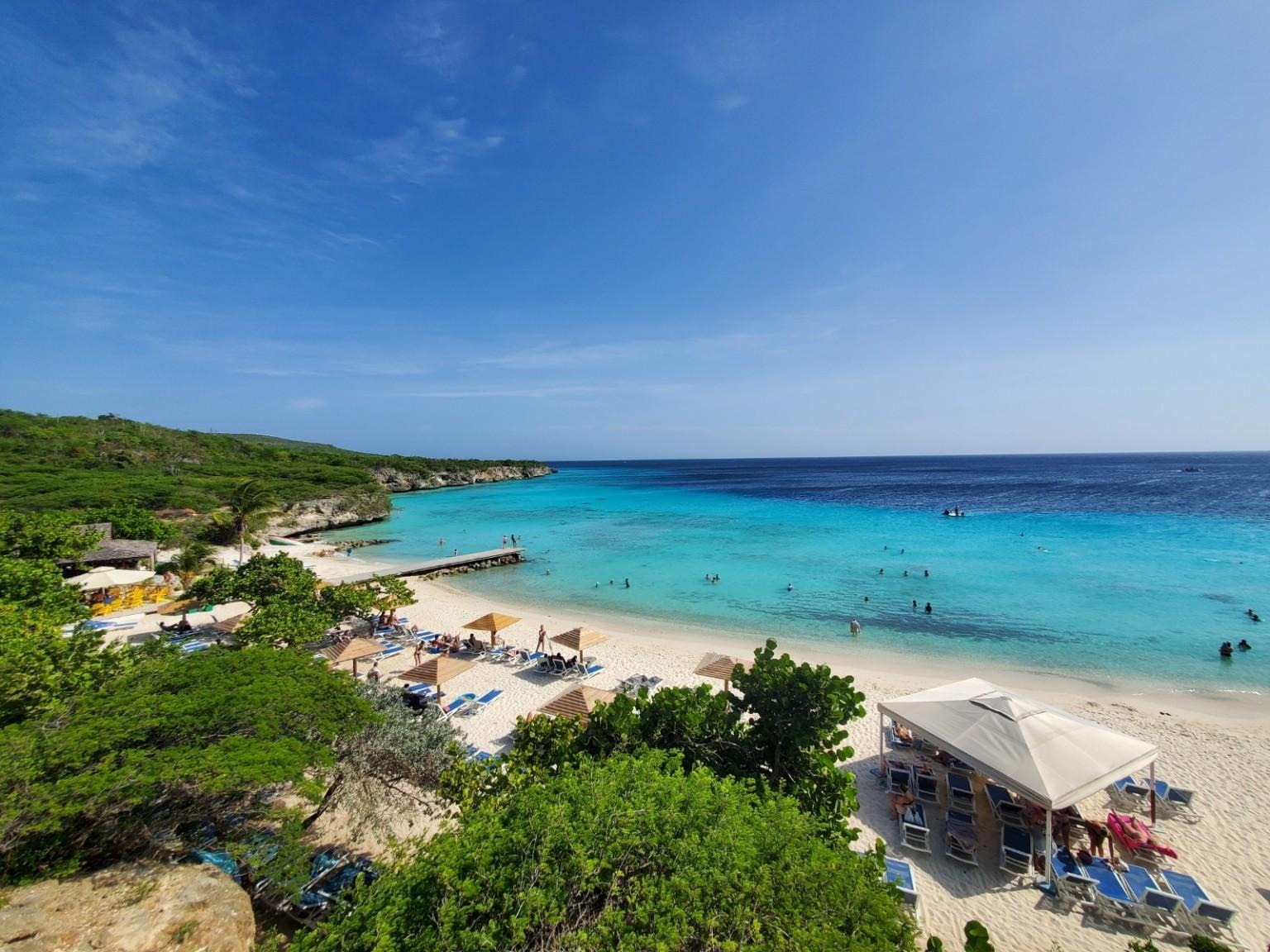 Porto Mari vue d’en haut : une plage où il est facile de combiner baignade, snorkeling et petite randonnée.